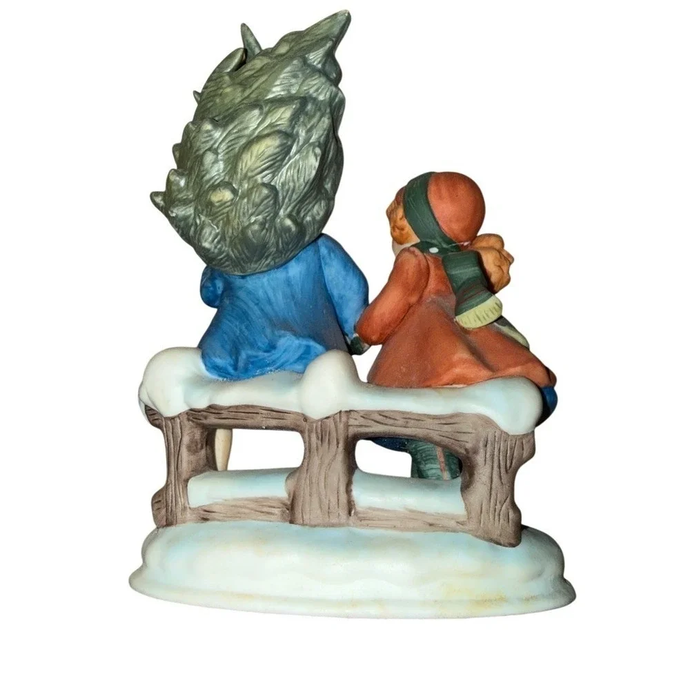 Avon‎ Christmas Memories 1981 First Edition Porcelain Children Figurine 5in